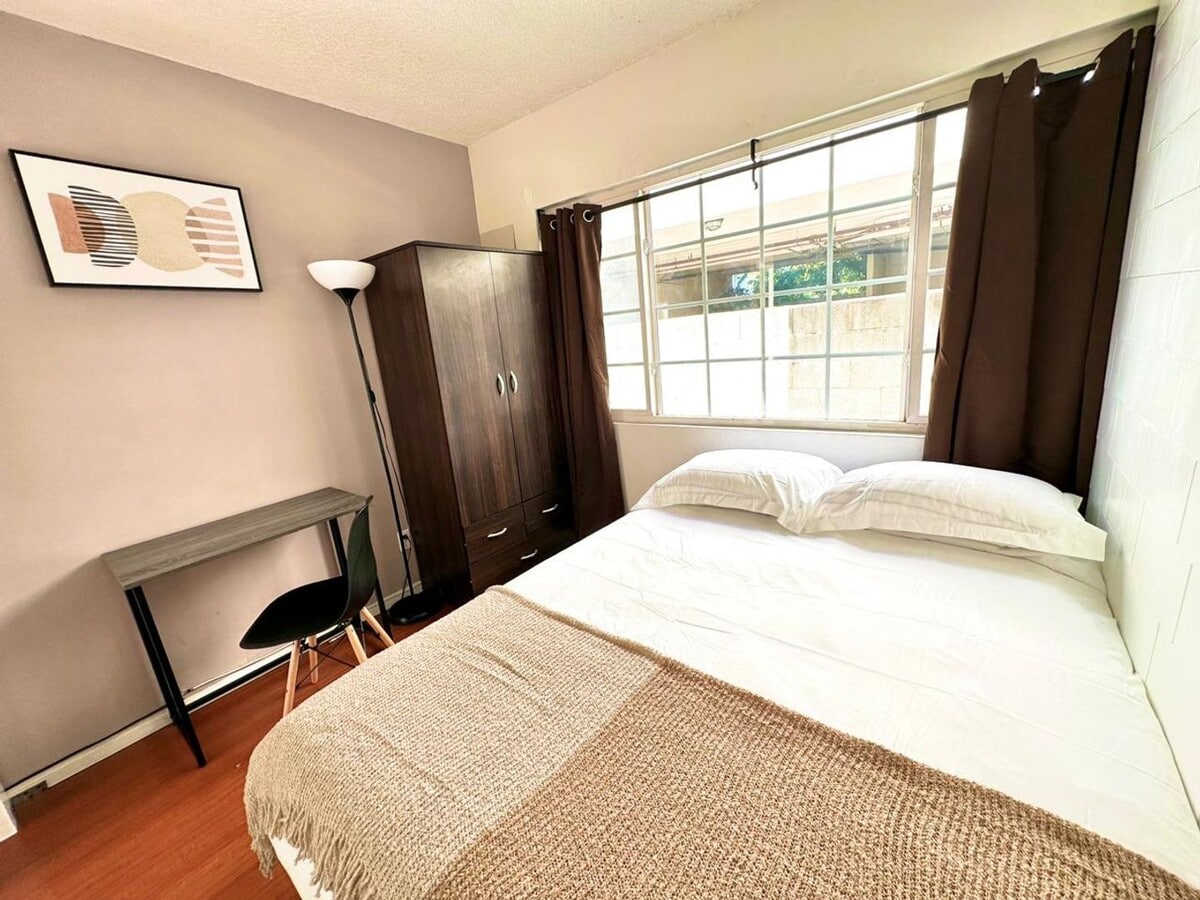 A 3 bedroom, 1 bathroom apartment with a d... - A 3 bedroom, 1 bathroom apartment with a d... Unit Single Room 3 (Lego) - 3