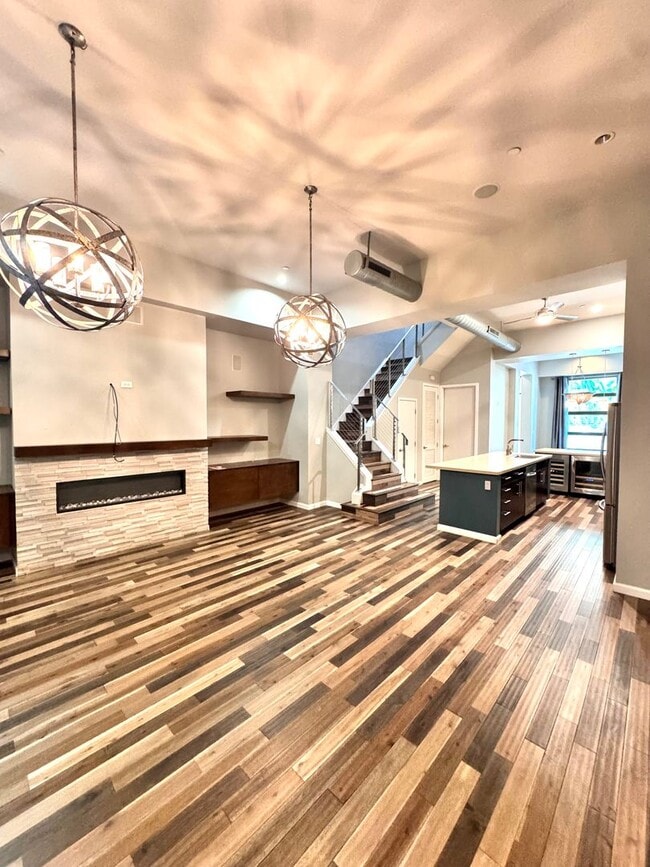 Building Photo - Luxury Townhome Living in the Heart of Downtown Long Beach | 2 Bed + 2.5 Bath | 1,875 SF