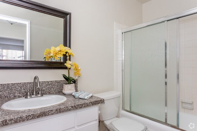 1BR, 1BA - 800-830 SF - Woodridge Apartments