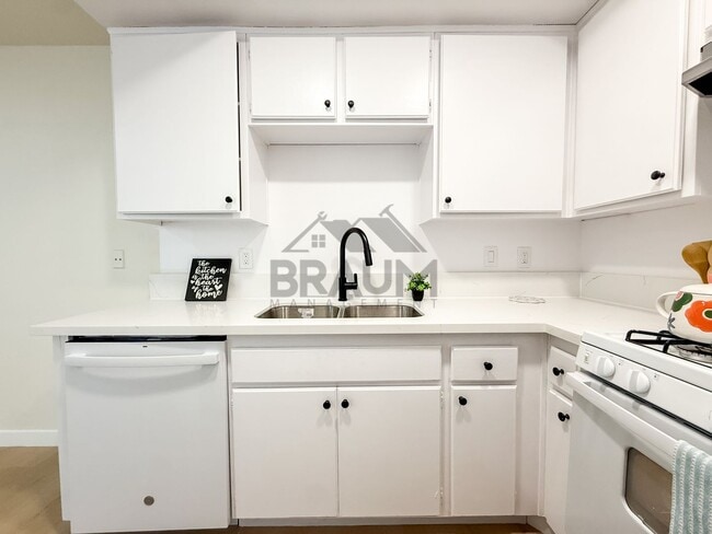 Photo - 5245 Riverton Ave Unit 102