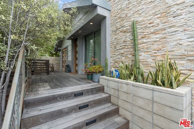 Photo - 678 Broadway St