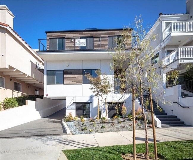 Building Photo - 716 N Juanita Ave