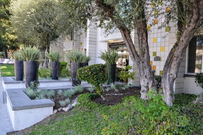 Photo - Welcome to La Villa Lake Apartments- 55+ B...