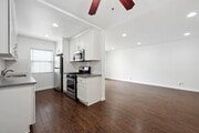 1BR, 1BA - 735SF - 7550 Fountain Ave