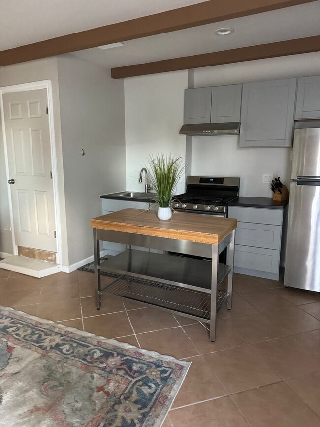 Photo - 17212 Strathern St