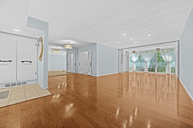 Building Photo - 289 S Barrington Ave Unit A107