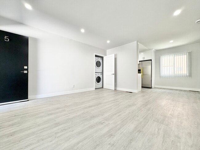 Building Photo - 1145 S Holt Ave Unit 5 Rental