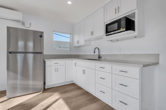 Building Photo - 1155 W Exposition Blvd Unit B