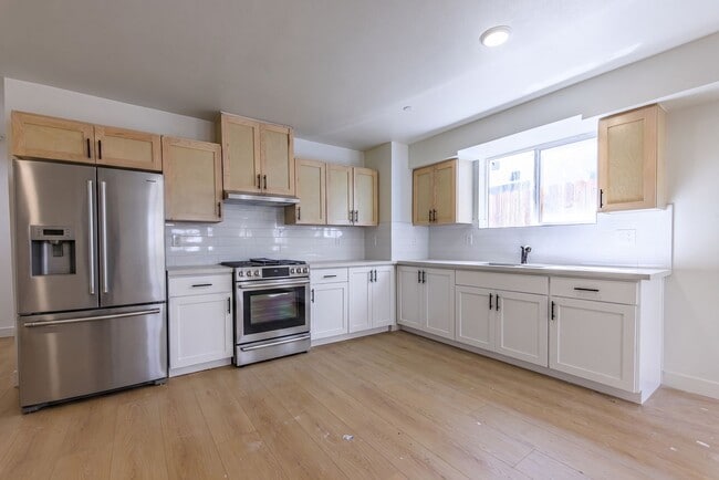Photo - 1640 Murchison St