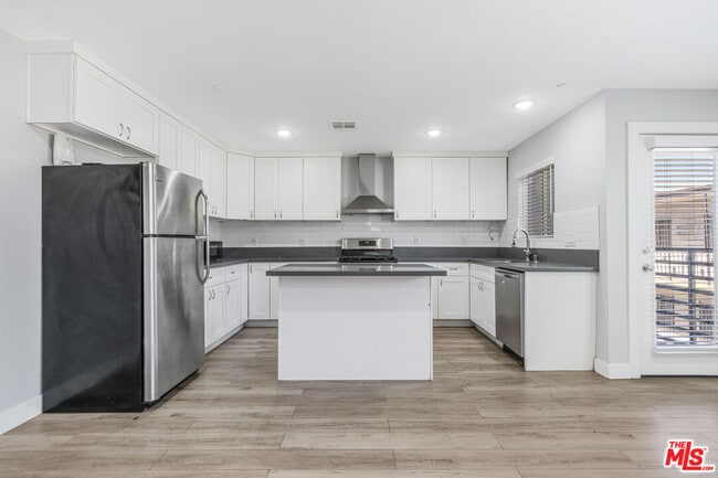 Building Photo - 12000 Runnymede St Unit 1