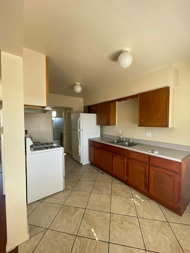 Building Photo - 1023 E 12th St Unit 3