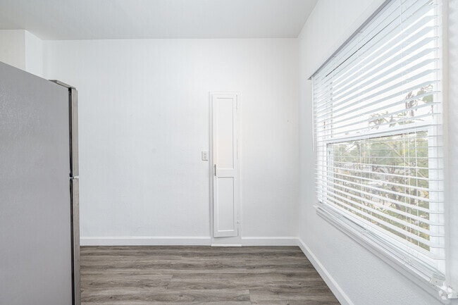 Studio - 550SF - Dining Room - Chateau Lily - Chateau Lily LLC