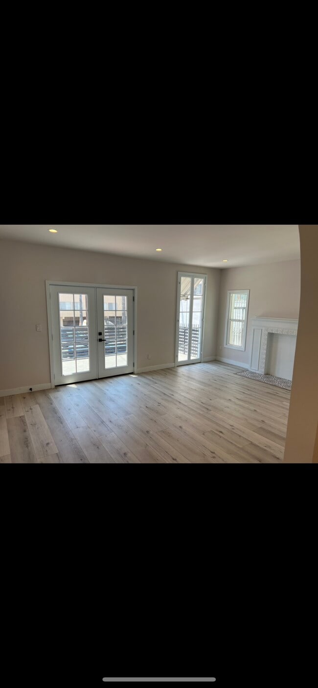 Photo - 5349-5353 Russell Ave