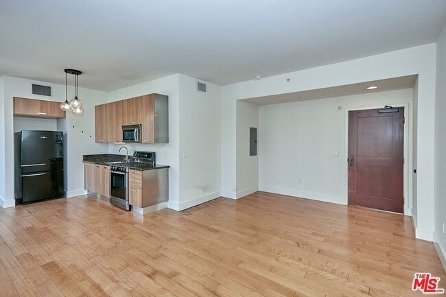 Photo - 460 S Spring St