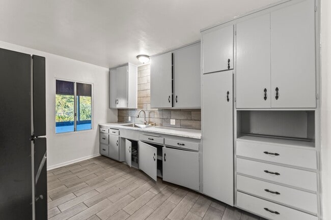 Photo - 10639 Fitzroy Ave Unit D