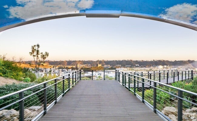 Building Photo - Beautiful Townhome centrally located in Mi...