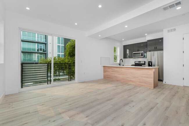 Photo - 522 N Wilton Pl