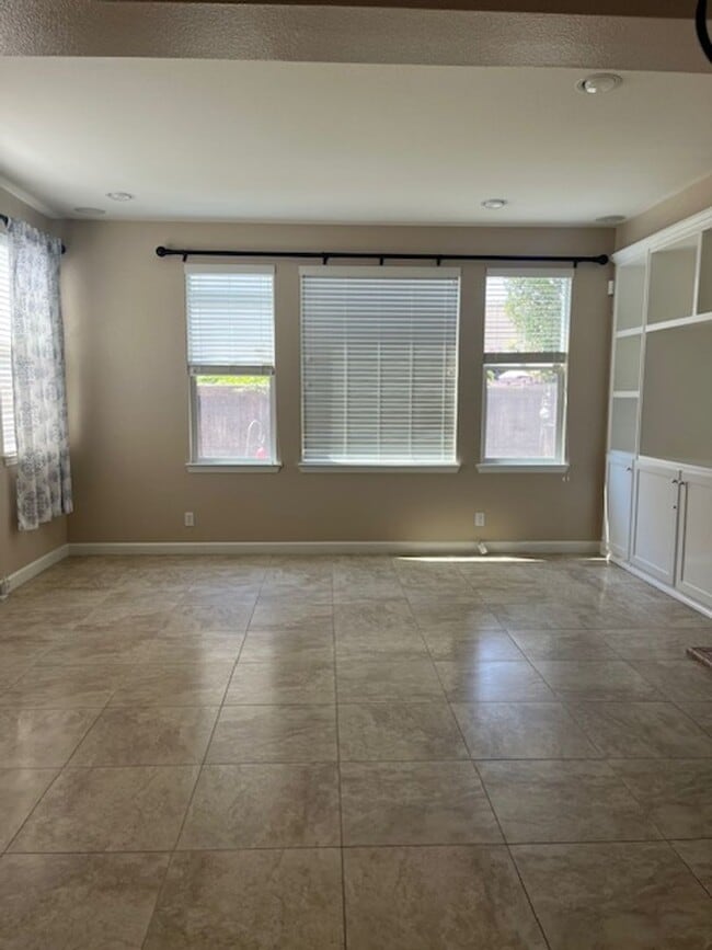 Photo - Now Available – 4 Bedroom, 2.5 Bathroom Ho...