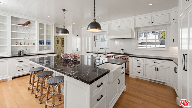 Photo - 605 Palisades Beach Rd