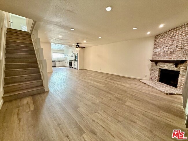 Building Photo - 10215 Variel Ave Unit 25