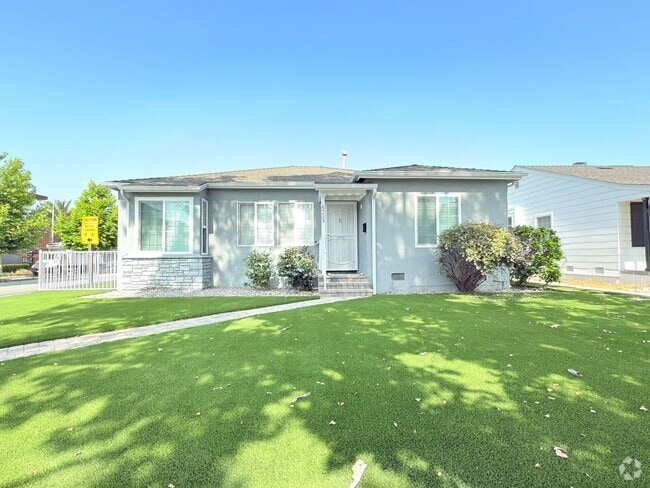 Building Photo - Rare North Hollywood Home with Bonus Space...