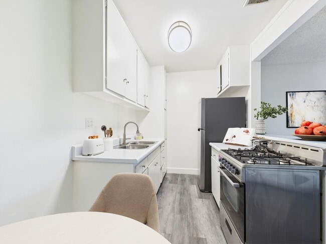 Building Photo - Roscoe Terrace Rental