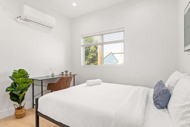 Photo - A 3 Bedroom apartment with ensuite bathroo... Unit Single Room - 2