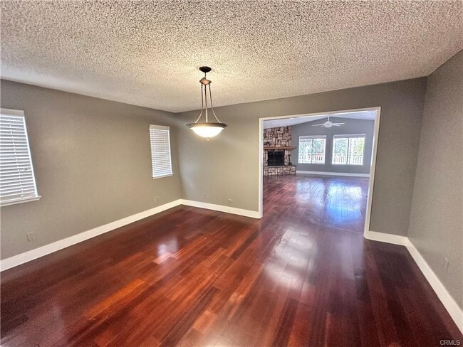 Photo - 2415 Mercedes