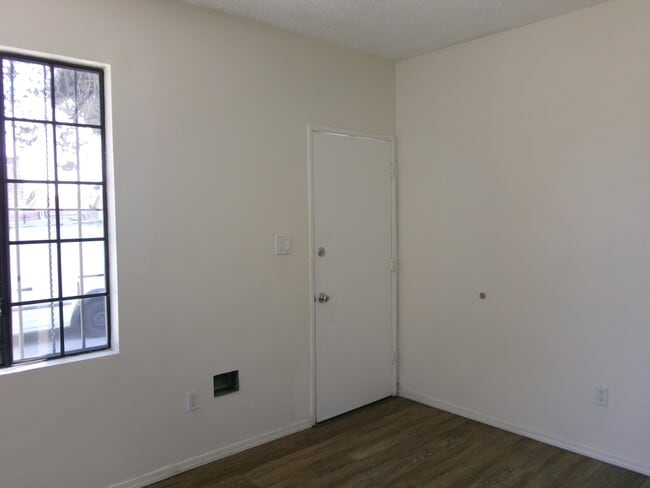 Building Photo - 1209 W 60th Pl Unit n/a