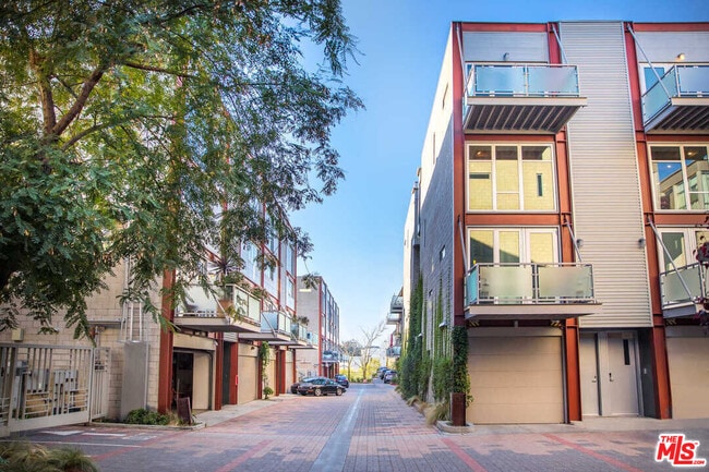 Building Photo - 3450 Cahuenga Blvd Unit 601
