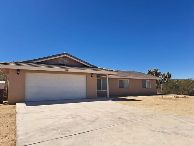 4 bedroom!! Close to town, shopping and sc... - 4 bedroom!! Close to town, shopping and sc... House
