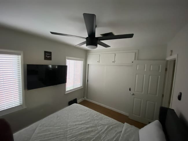 Building Photo - 636 E 121st Pl