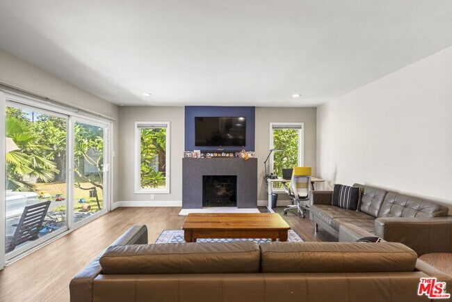 Building Photo - 14034 Valerio St Rental