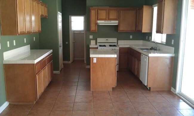 Photo - Nice 3 Bedroom/ 3 Bathroom Home in Moreno ...