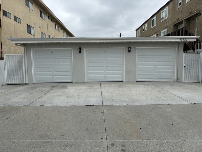 Building Photo - 12920 Roselle Ave Unit B