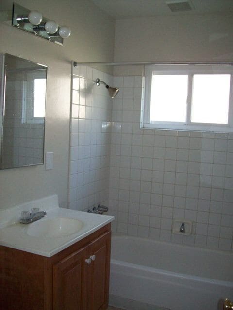 Building Photo - 2257 Unit 22571