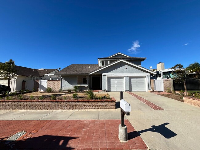 Building Photo - Flexible floorplan - Simi Valley 3+3 w/bonus room + EV charger!