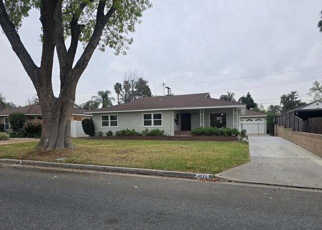 Building Photo - Charming Single Story Home