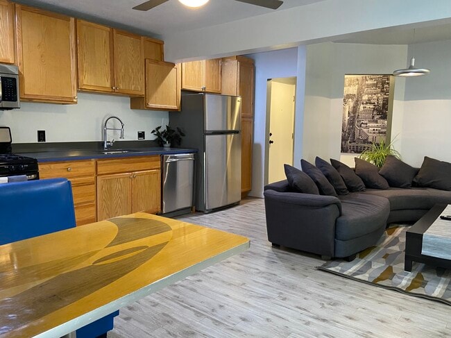 Building Photo - 1043 Sanborn Ave Unit -