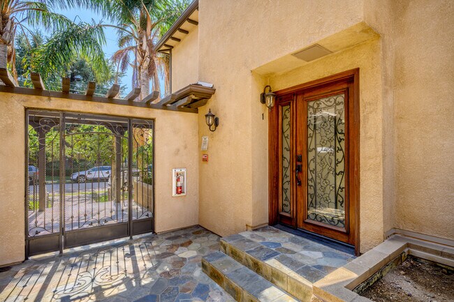 Photo - 345 W Loraine St