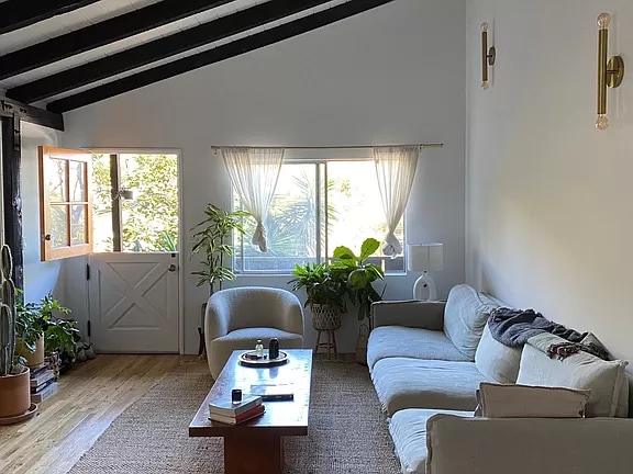 Living - 2017 Rosilla Pl