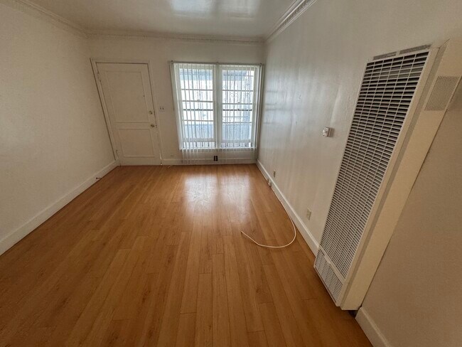 Photo - 1410 N Kenmore Ave Unit 8