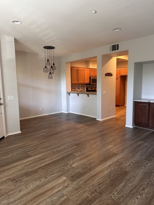 Building Photo - 27 Strawflower St Rental