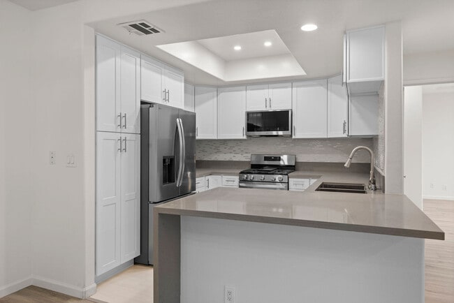 Building Photo - Carlyle Condominiums