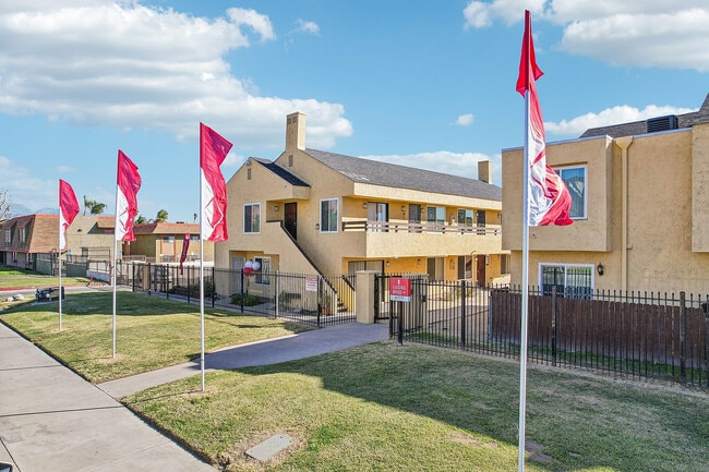 Building Photo - Date Palms