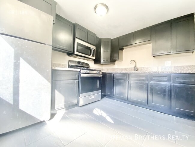 Building Photo - 1253 N Rowan Ave