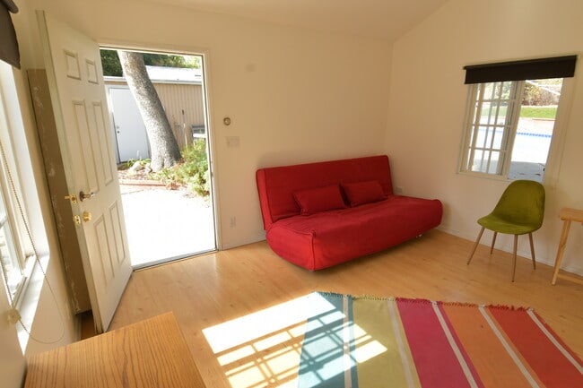 Studio - 1710 Oakwood St Unit Guesthouse