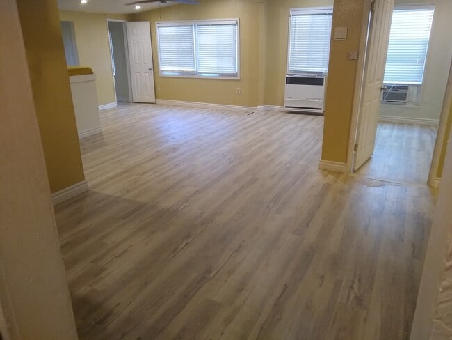 Photo - 2326 Riverside Dr Unit UPSTAIRS