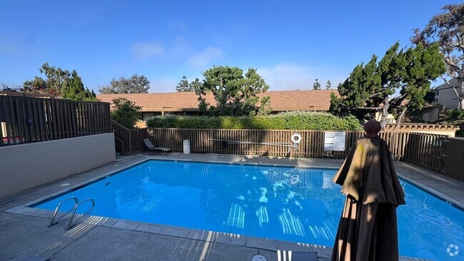 Building Photo - 1 bd with garage Unit 165 Rental