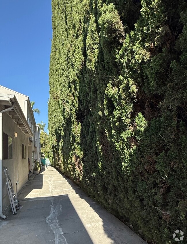 Building Photo - 751 N Sycamore Ave Unit 751 Rental